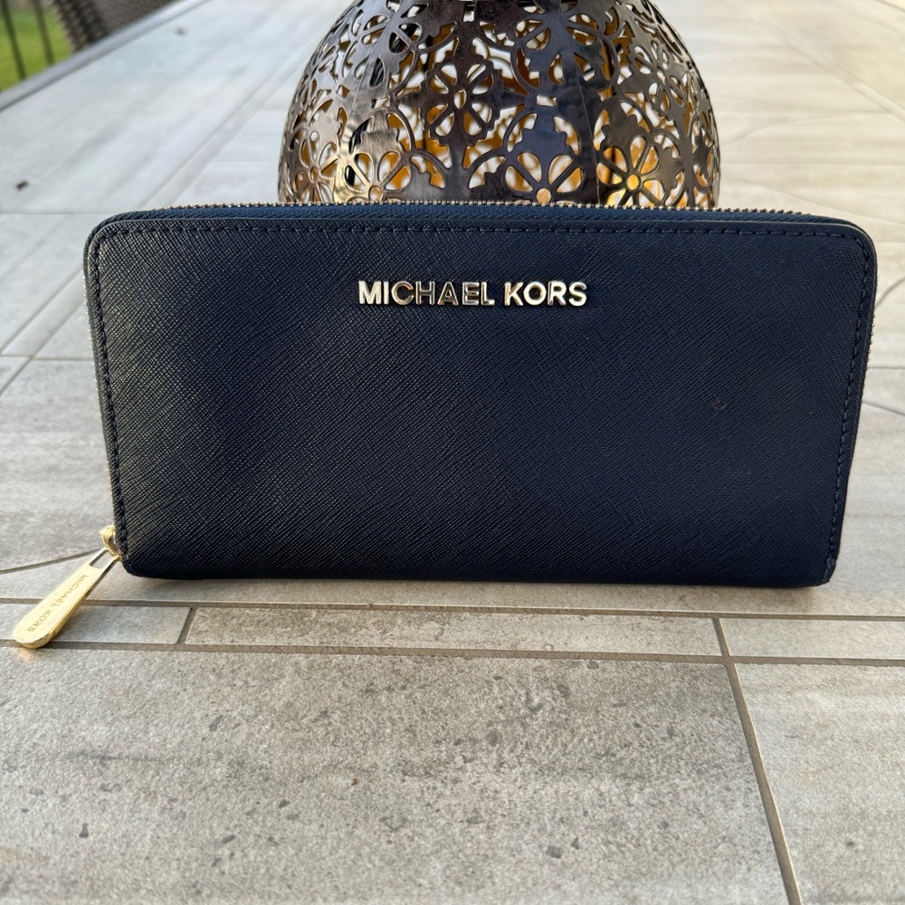 Michael Kors Navy Blue Zip Wallet EUC